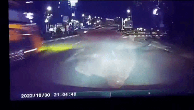 Xe khách đổ dốc tông chết một học sinh - 1