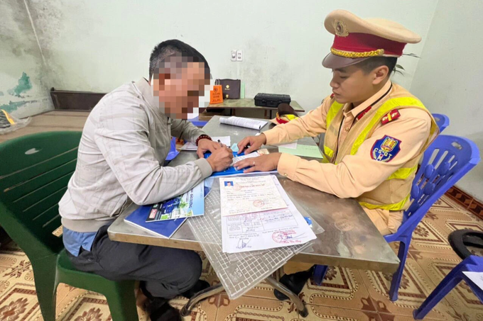 Xử phạt tài xế xe tải quyết không nhường đường xe cứu thương - 1 Xử phạt tài xế xe tải quyết không nhường đường xe cứu thương - 1