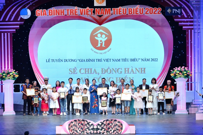 Tuyên dương 21 gia đình trẻ Việt Nam tiêu biểu 2022 - 2