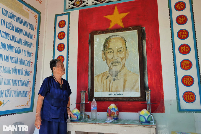 U90 old lady spent a billion dong to build a house full of unique paintings in Soc Trang - 4