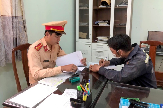 Xử phạt người lái xe máy cản đường xe cứu thương ở Bình Dương - 2