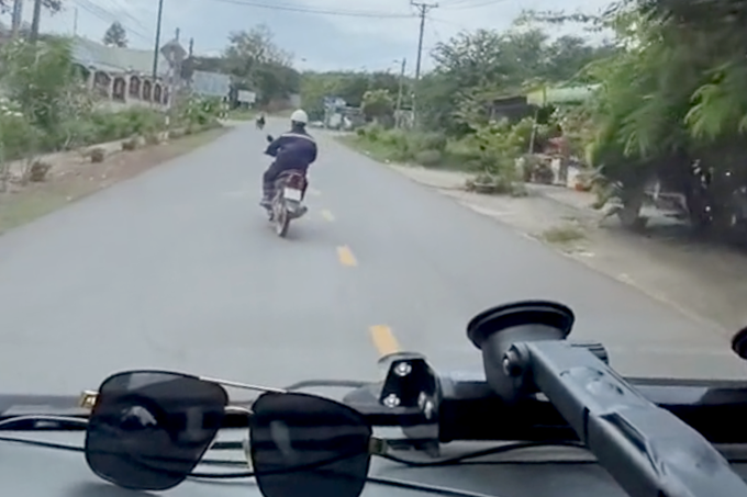 Xử phạt người lái xe máy cản đường xe cứu thương ở Bình Dương
