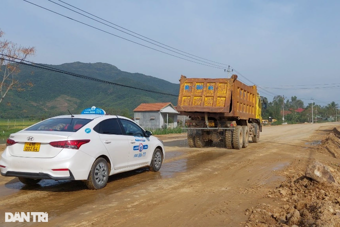 Hành khách ê ẩm khi qua quốc lộ 19 - 5 Hành khách ê ẩm khi qua quốc lộ 19 - 5