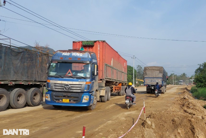 Hành khách ê ẩm khi qua quốc lộ 19 - 1 Hành khách ê ẩm khi qua quốc lộ 19 - 1