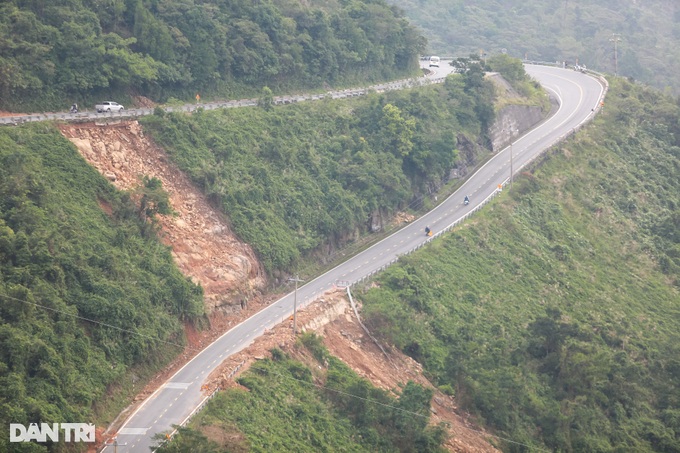 Đèo Hải Vân vẫn ngổn ngang sau trận mưa lịch sử