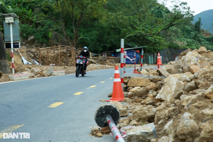 Đèo Hải Vân vẫn ngổn ngang sau trận mưa lịch sử