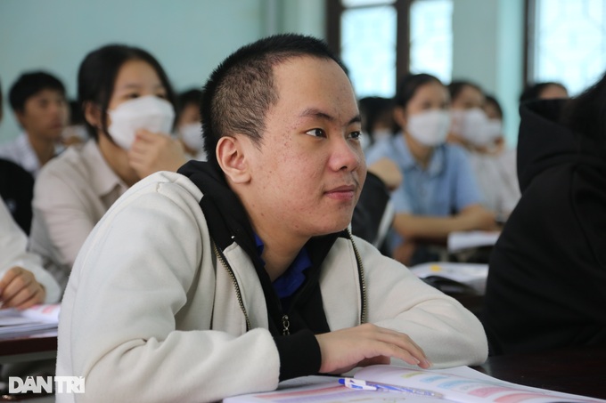 Giấc mơ tiếp tục học đại học của nam sinh bị não úng thủy - 4 Giấc mơ tiếp tục học đại học của nam sinh bị não úng thủy - 4