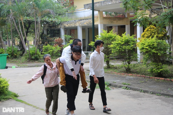 Giấc mơ tiếp tục học đại học của nam sinh bị não úng thủy - 6 Giấc mơ tiếp tục học đại học của nam sinh bị não úng thủy - 6