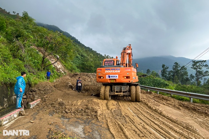 Đèo Hải Vân vẫn ngổn ngang sau trận mưa lịch sử