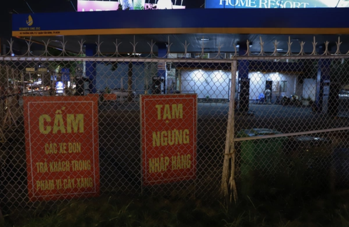 Người dân Hà Nội, TPHCM than khó mua xăng: Chờ 20 phút, đi cả chục cửa hàng - 3