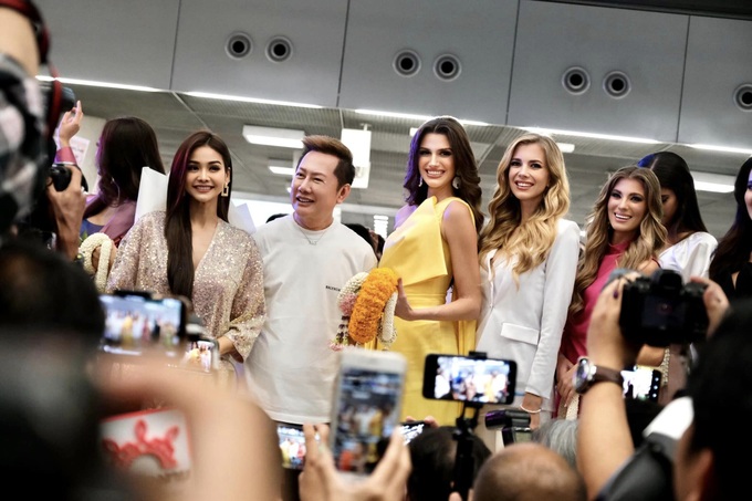 "Biển người" chào đón Hoa hậu Hòa bình Thế giới 2022 ở Thái Lan