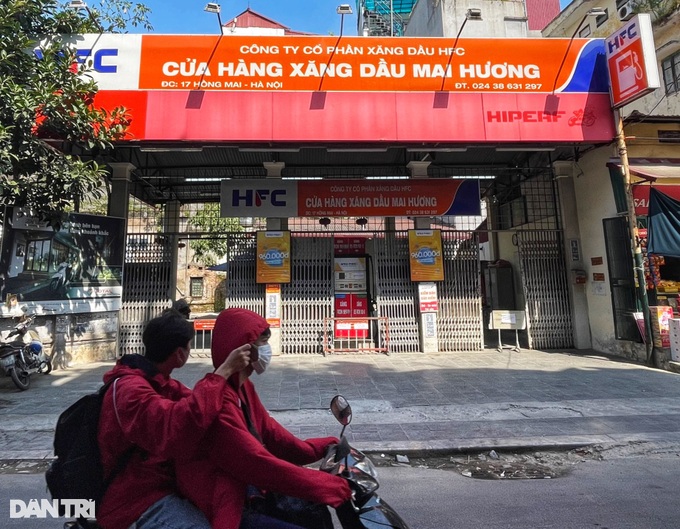 Người dân Hà Nội, TPHCM than khó mua xăng: Chờ 20 phút, đi cả chục cửa hàng - 2