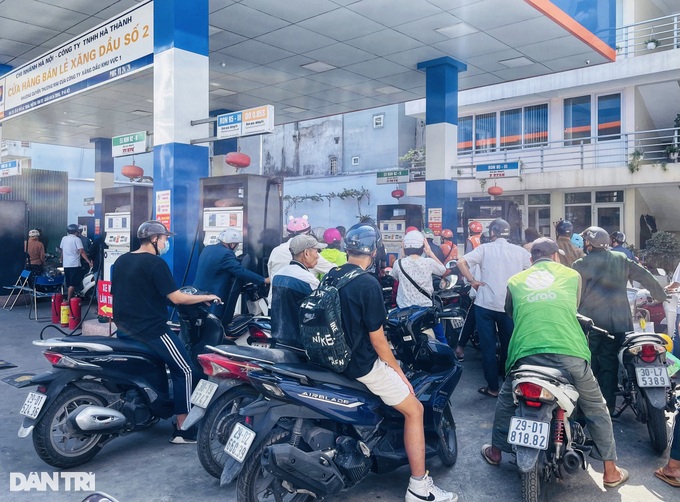 Người dân Hà Nội, TPHCM than khó mua xăng: Chờ 20 phút, đi cả chục cửa hàng - 1