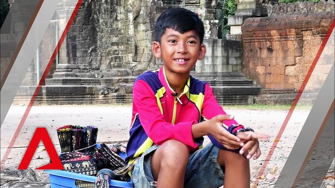 Cậu bé bán hàng rong nói 16 thứ tiếng ở Campuchia và bước ngoặt đổi đời bất ngờ