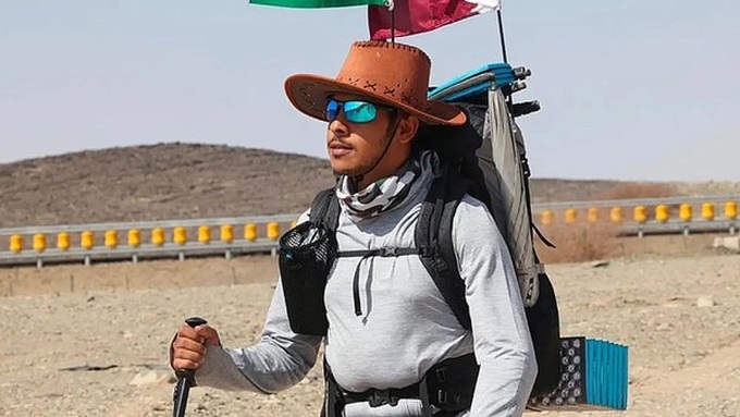 Đi bộ 1.600km xuyên sa mạc, đạp xe 8.000 cây số để xem World Cup - 2