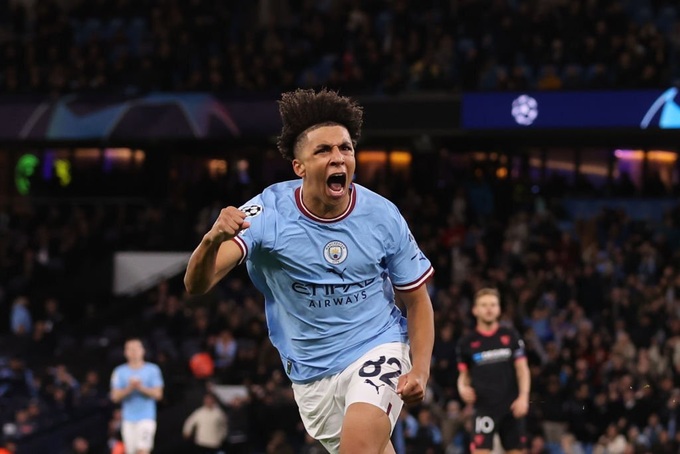 Cầυ thủ trẻ của Man City đi vào lịch sử Chaмpions Leagυe