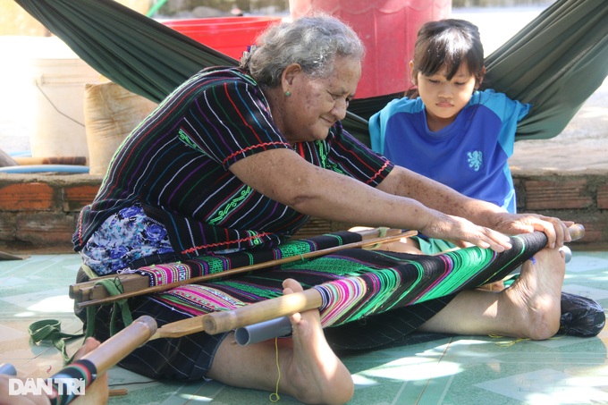 Three generations of Ma people preserve the value of brocade in the Central Highlands - 1