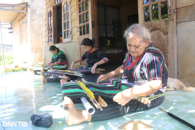 Three generations of the Ma people preserve the value of brocade in the Central Highlands - 2