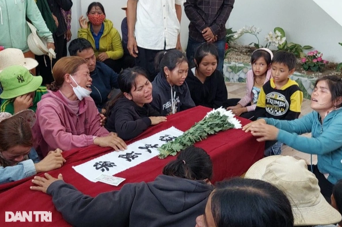 Cha mẹ gục ngã nhận thi thể con gái tử vong trong vụ giẫm đạp ở Hàn Quốc