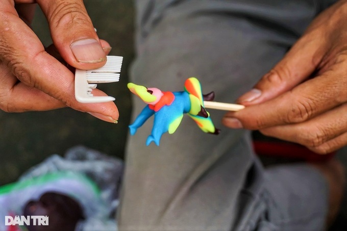 The story of Xuan La people, 30 years of sitting and kneading dough, making stork toys - 11