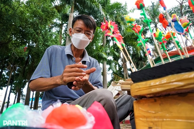 The story of Xuan La people, 30 years of sitting and kneading dough, making stork toys - 3