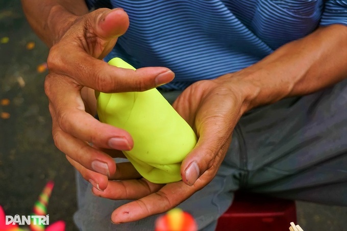 The story of Xuan La people, 30 years of sitting and playing with dough, making stork toys - 9