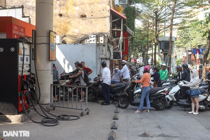 Hà Nội: Cây xăng vỉa hè mọc như nấm sau mưa - 9 Hà Nội: Cây xăng vỉa hè mọc như nấm sau mưa - 9