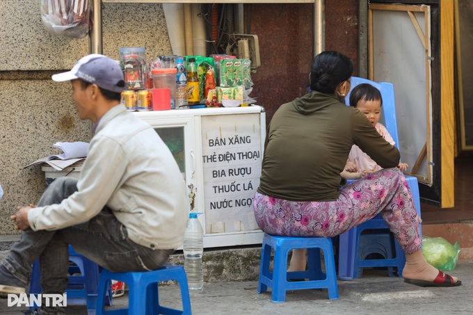 Hà Nội: Cây xăng vỉa hè mọc như nấm sau mưa - 7 Hà Nội: Cây xăng vỉa hè mọc như nấm sau mưa - 7