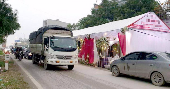 Dở khóc, dở cười chuyện đám cưới giữa đường, nhạc xập xình suốt đêm