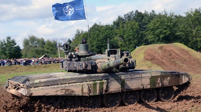 Mỹ viện trợ xe tăng, 1.100 UAV Bóng ma Phượng hoàng cho Ukraine
