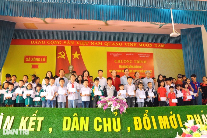 Trao tặng 50 suất học bổng Giải Golf - Vì học sinh vượt khó hiếu học - 6 Trao tặng 50 suất học bổng Giải Golf - Vì học sinh vượt khó hiếu học - 6