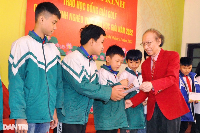 Trao tặng 50 suất học bổng Giải Golf - Vì học sinh vượt khó hiếu học - 1 Trao tặng 50 suất học bổng Giải Golf - Vì học sinh vượt khó hiếu học - 1