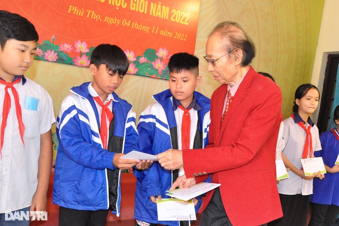 Trao tặng 50 suất học bổng Giải Golf - Vì học sinh vượt khó hiếu học - 5 Trao tặng 50 suất học bổng Giải Golf - Vì học sinh vượt khó hiếu học - 5