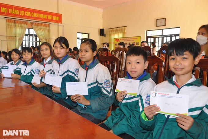 Trao tặng 50 suất học bổng Giải Golf - Vì học sinh vượt khó hiếu học - 2 Trao tặng 50 suất học bổng Giải Golf - Vì học sinh vượt khó hiếu học - 2
