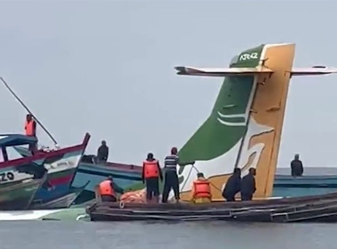 Máy bay nghi chở 49 người lao xuống hồ nước lớn nhất châu Phi