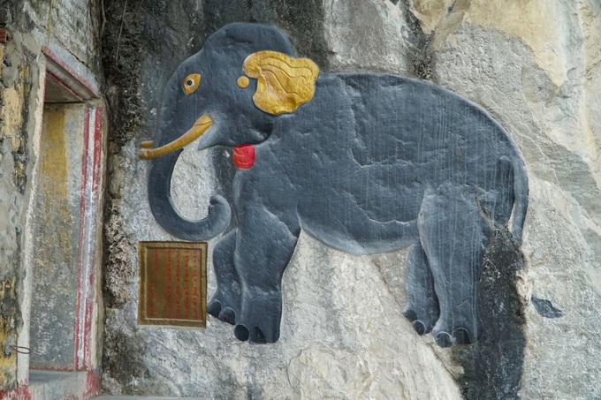 Bia cổ ở ngôi chùa 300 năm tuổi bị sơn mới, xâm hại