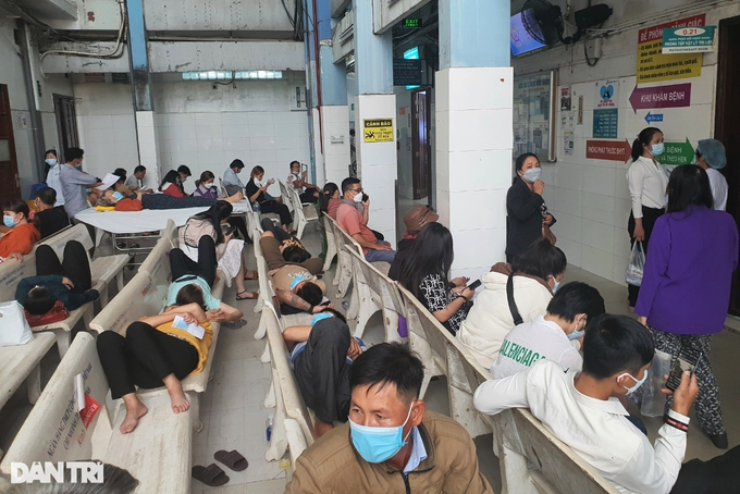 TPHCM: Bệnh viện khốn khổ vì nằm sát ký túc xá xuống cấp nghiêm trọng