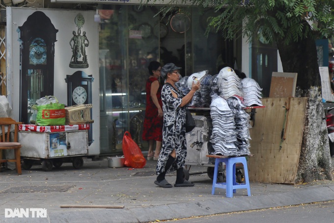 Cây xăng vỉa hè như cỏ dại, vừa cắt lại mọc um tùm