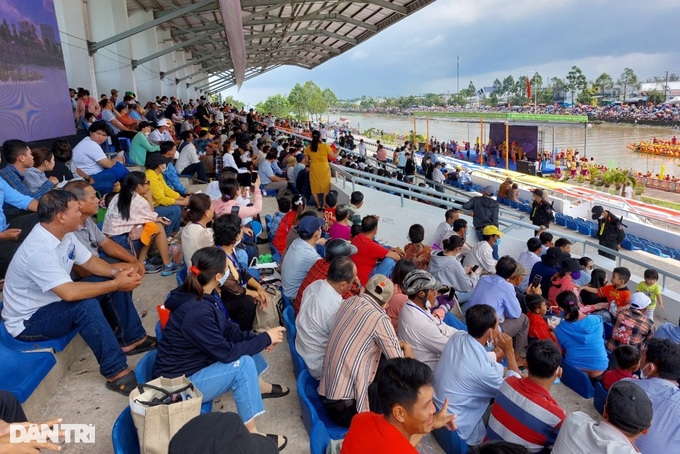 Đồng bào Khmer tưng bừng tranh tài đua ghe Ngo trên sông - 6