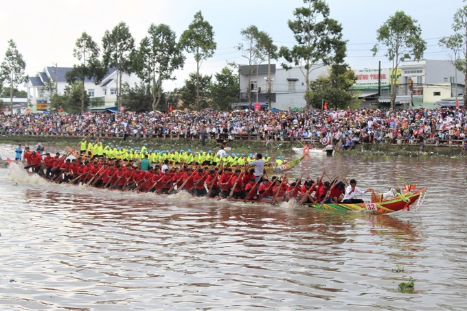 Đồng bào Khmer tưng bừng tranh tài đua ghe Ngo trên sông - 3