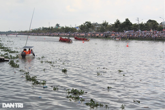 Đồng bào Khmer tưng bừng tranh tài đua ghe Ngo trên sông - 2