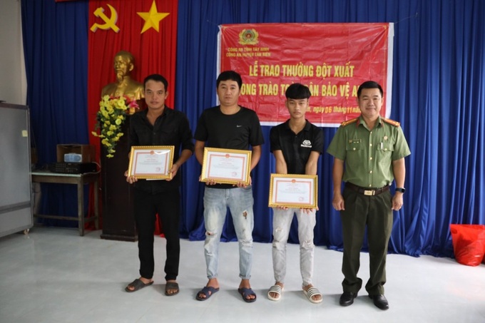Công an Tây Ninh tặng giấy khen 3 người dân dũng cảm bắt kẻ trộm