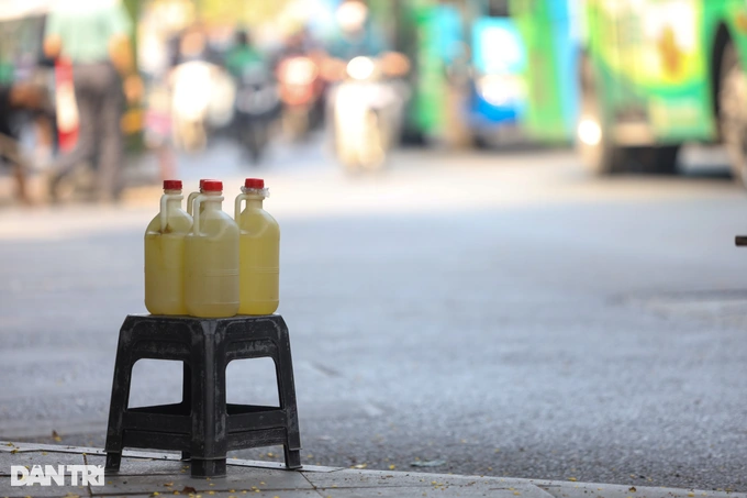 Bộ Công Thương: Không luật nào cấm mua xăng bằng chai, can mang về - 1