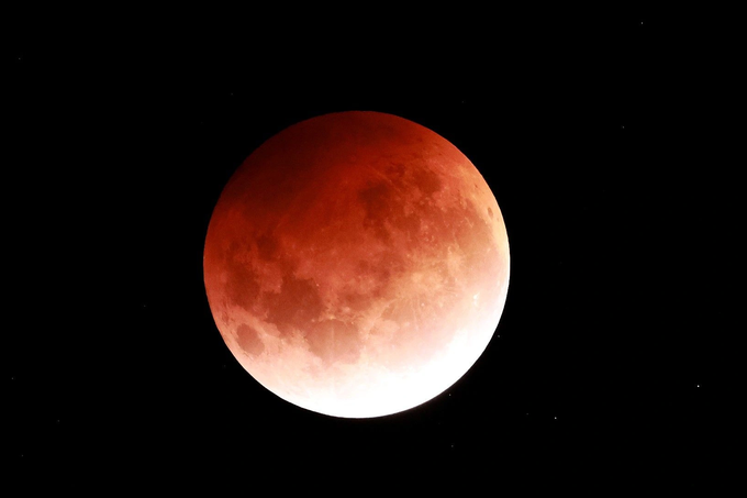 Choáng ngợp với hình ảnh trăng máu đẹp đỏ và hiếm