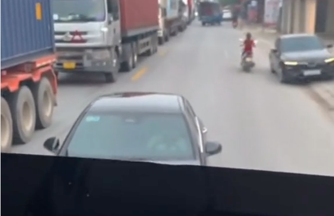 Chạy kiểu khôn lỏi, xe sang Mercedes bị tài xế container ép đi lùi - 1