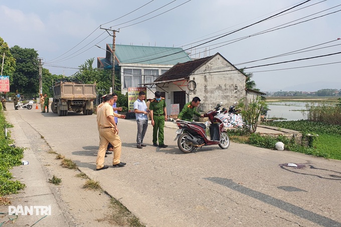 Cả gia đình 3 người tử nạn sau va chạm với xe tải - 1 Cả gia đình 3 người tử nạn sau va chạm với xe tải - 1
