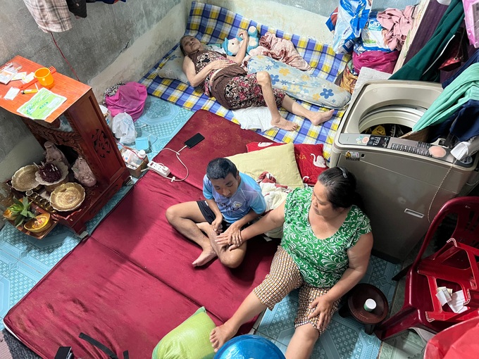 Người dì ghẻ 25 năm nuôi đứa con khờ của chồng cũ