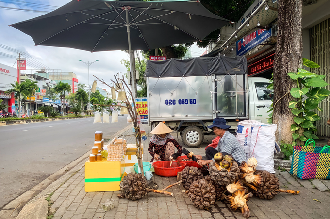 Western couple selling strange coconut dishes, attracting customers - 1