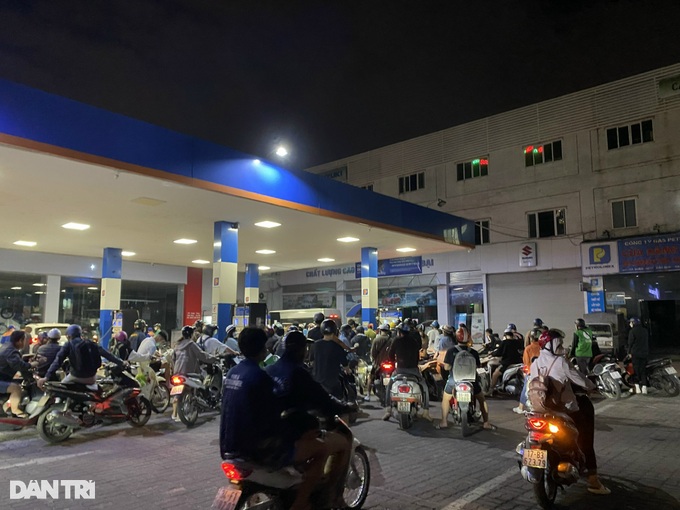 Hà Nội: Đảo lộn sinh hoạt vì khổ sở xếp hàng mua xăng từ nửa đêm - 3