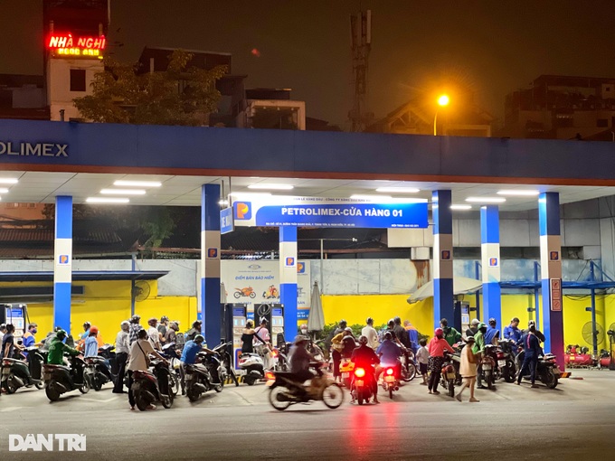 Hà Nội: Đảo lộn sinh hoạt vì khổ sở xếp hàng mua xăng từ nửa đêm - 4